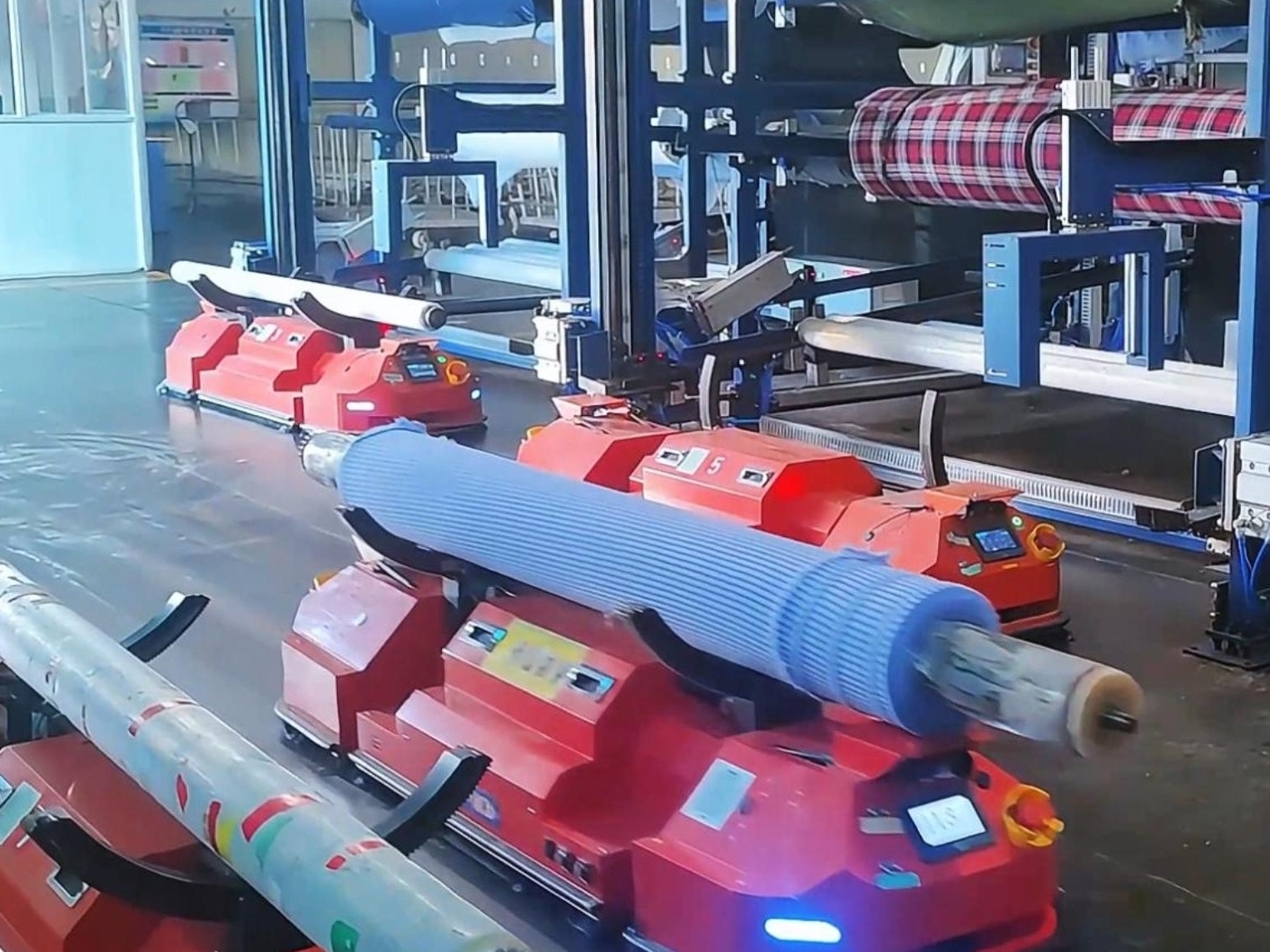 專為紡織業(yè)搬運(yùn)而研發(fā)，快捷落布式搬運(yùn)機(jī)器人，更靈活更便捷！